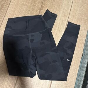 Alo Leggings in black/dark gray camo print